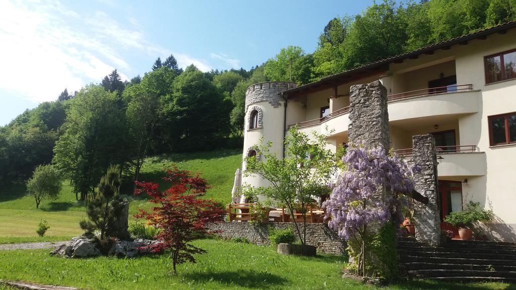 ホテル Glamping Zlata Ribica Idrija pri Bači エクステリア 写真